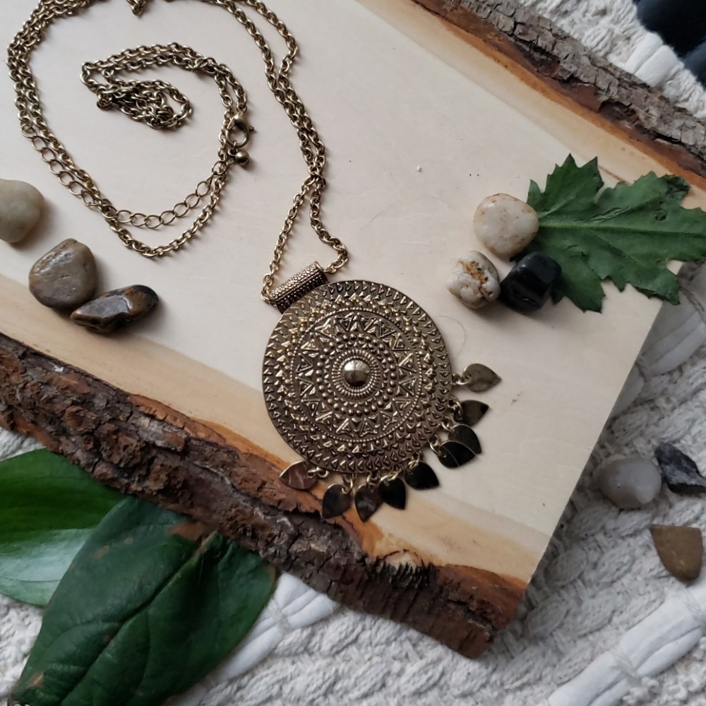Long pendant necklace